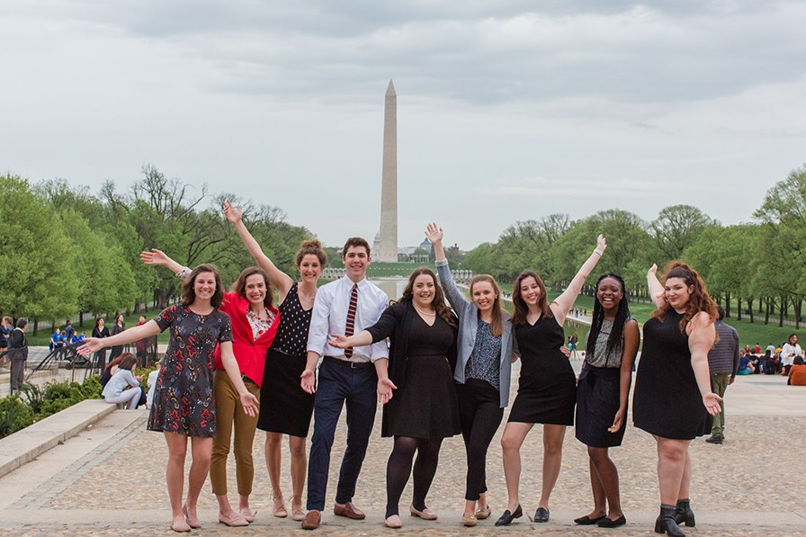 Students in Washington DC in front of the Washington monument