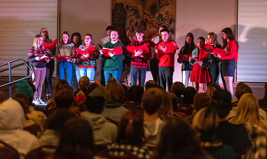 Roanoke College's co-acapella group The Roanotes