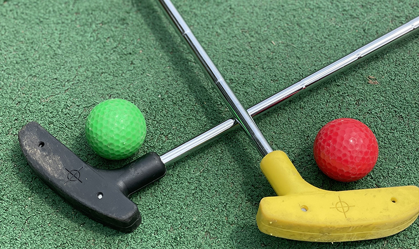 mini golf clubs and balls 