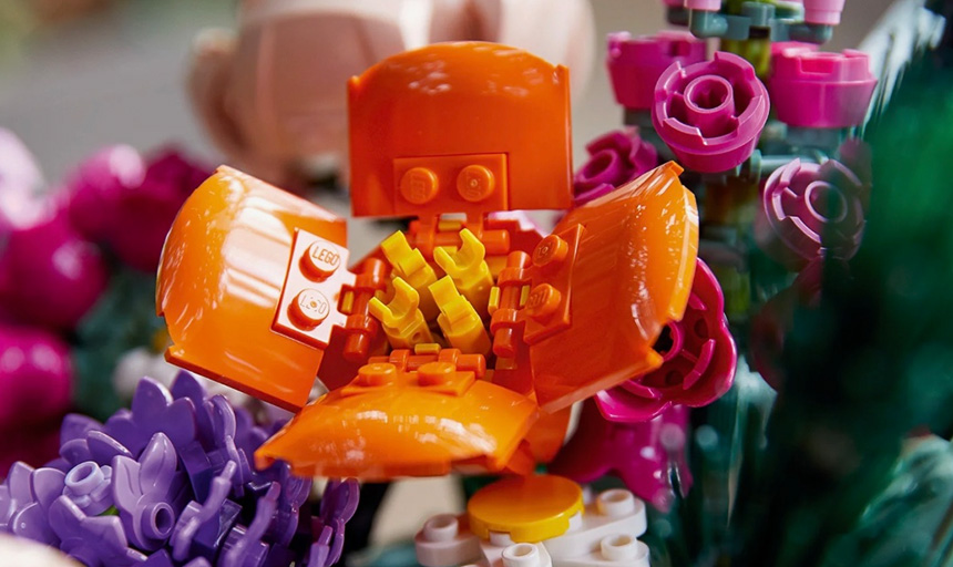 Flower figures made with plastic building blocks