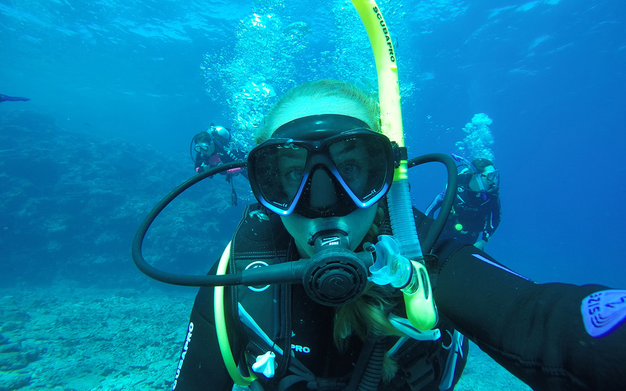 Students scuba diving 