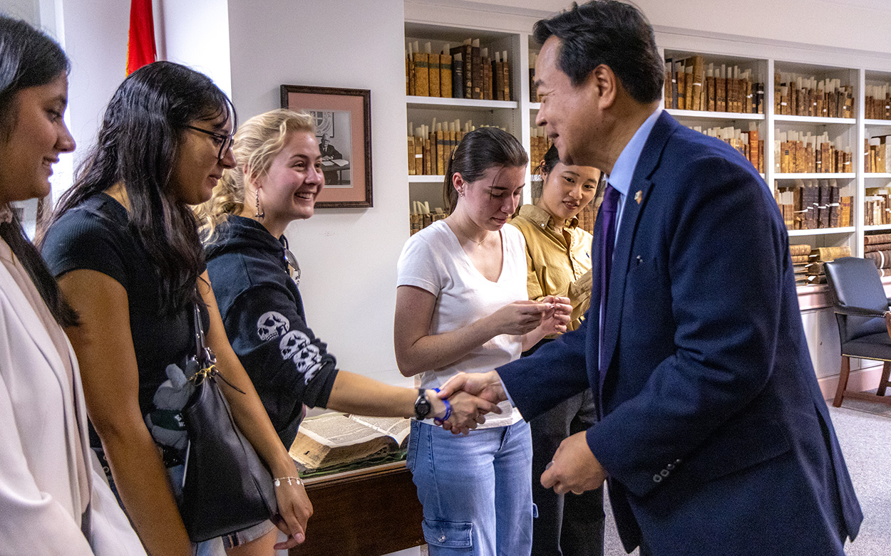 Ambassador Cho shakes hands with Roanoke students