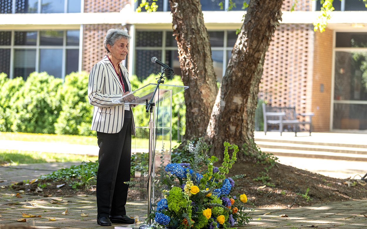 Roanoke College alum and Science Center committee representative Bettie Sue Masters speaks from a podium